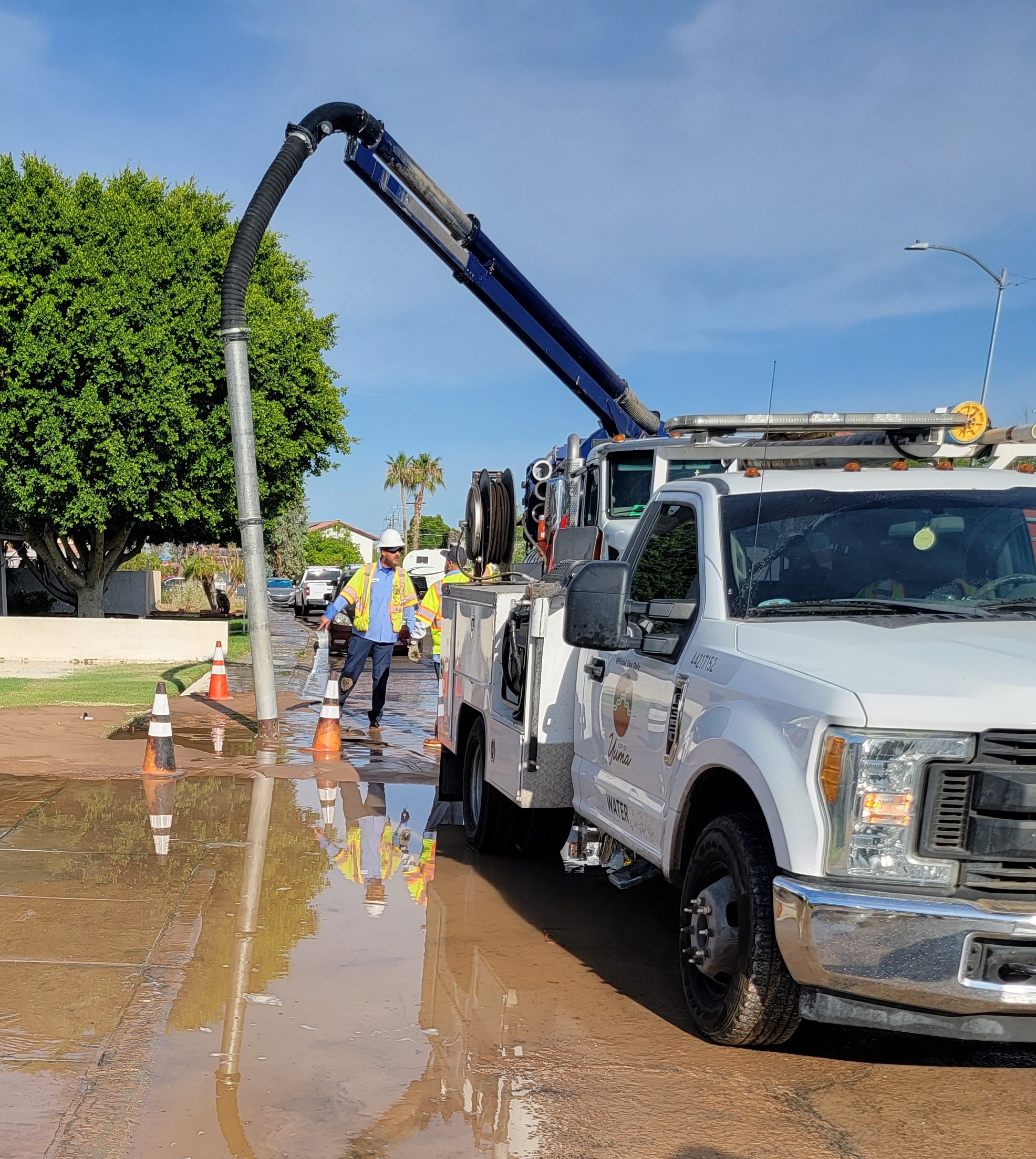 Instructing Hydro operator on where to place the boom (002)